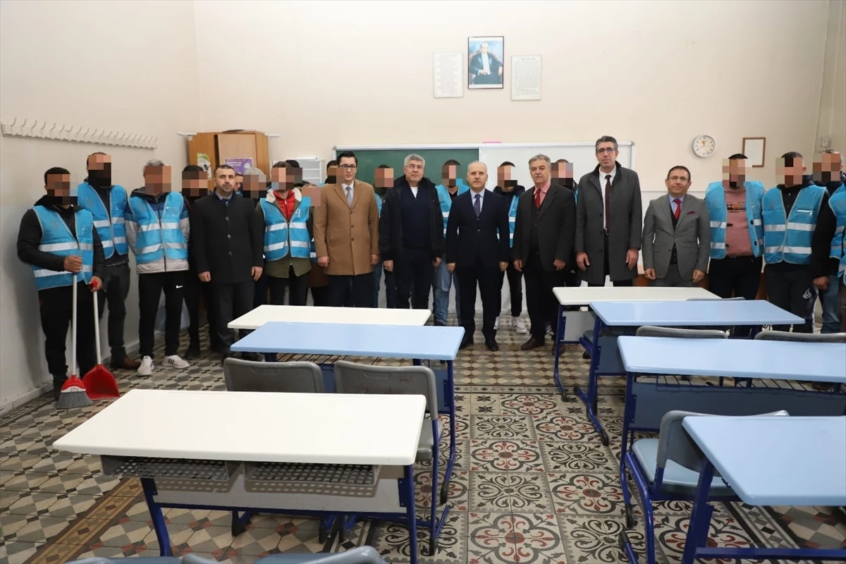 Konya\'da Denetimli Serbestlik Müdürlüğü, okullarda temizlik ve bakım çalışması yapıyor