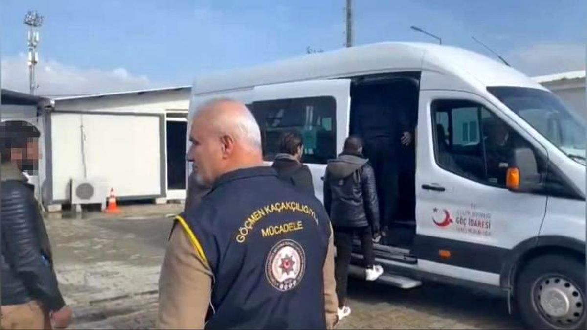 Osmaniye\'de 14 kaçak göçmen yakalandı, 3 kişi tutuklandı