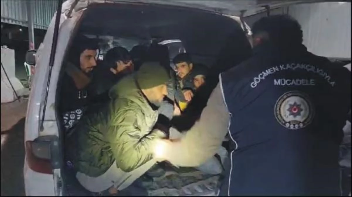 Osmaniye\'de 14 kaçak göçmen yakalandı, 3 kişi tutuklandı