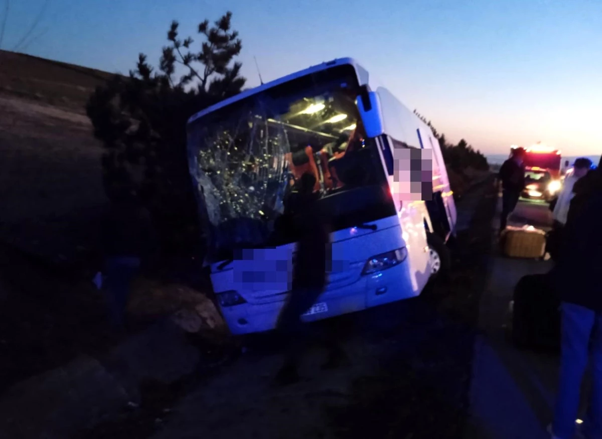 Afyonkarahisar\'da yolcu otobüsü refüje girdi: 6 kişi yaralandı