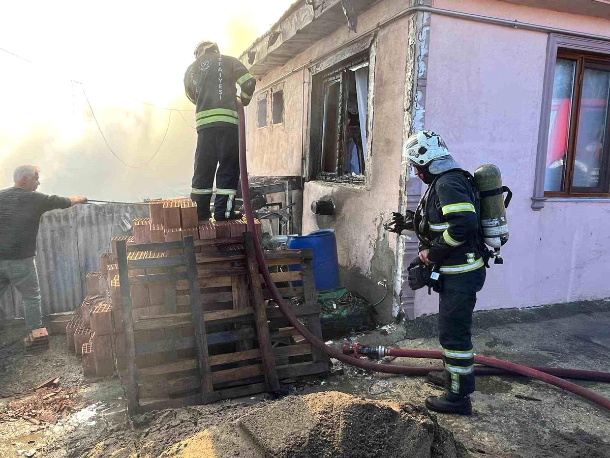 İzmit\'te Samanlıkta Çıkan Yangın Mahalleli ve İtfaiye Tarafından Söndürüldü