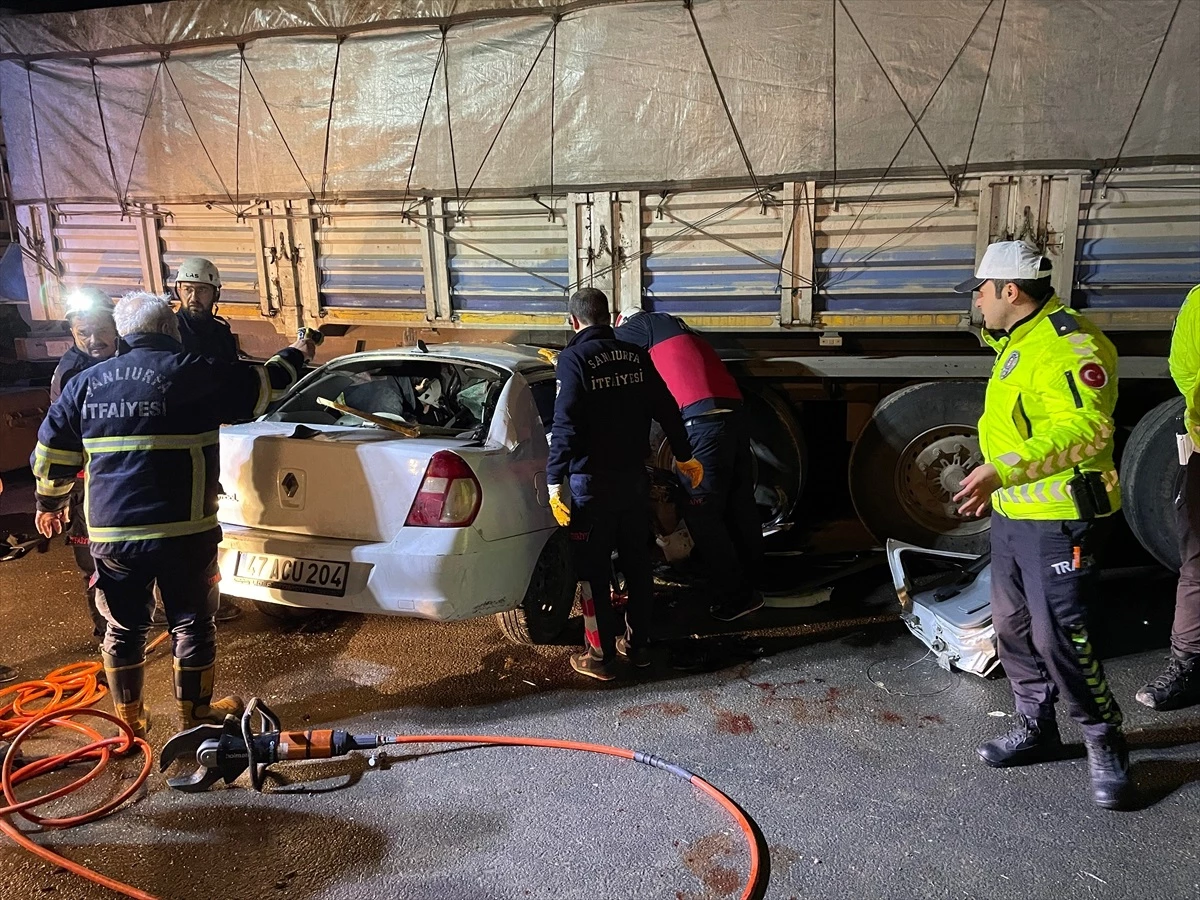 Şanlıurfa\'da otomobil ile tırın çarpışması sonucu 3 kişi öldü, 2 kişi yaralandı