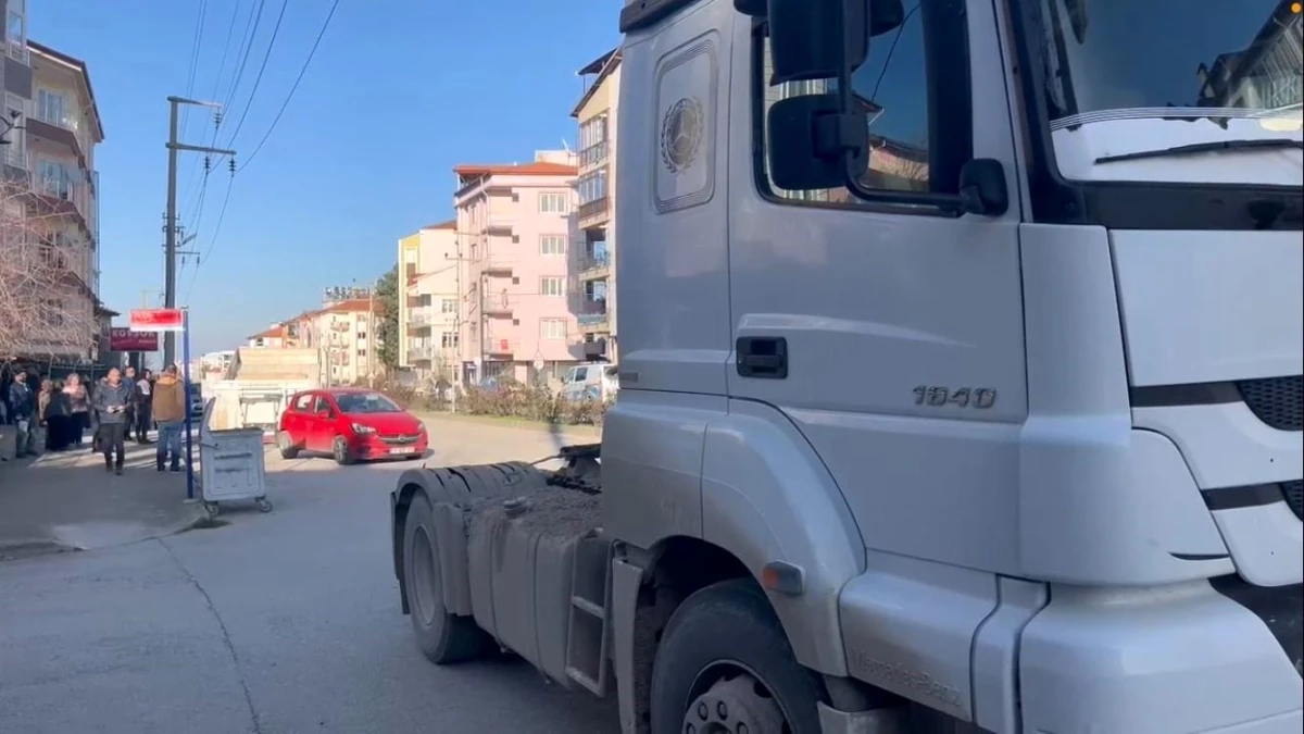 Burdur\'da Tırın Dorsesi Park Halindeki Otomobile Çarptı: 1 Çocuk Yaralandı