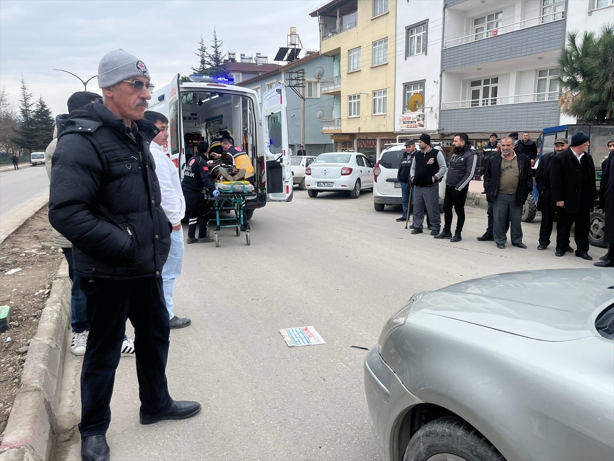 Tokat\'ın Niksar ilçesinde otomobilin çarptığı yaya yaralandı