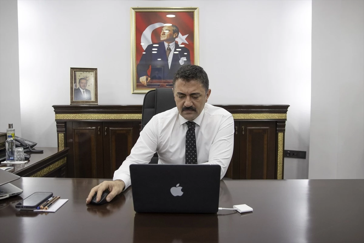 Tunceli Valisi Bülent Tekbıyıkoğlu, 2023\'e damga vuran olaylara ait fotoğraflara oy verdi