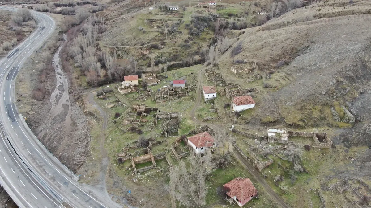 Cin söylentisi köylüyü kaçırdı! Koskoca köyde bir aile yaşıyor