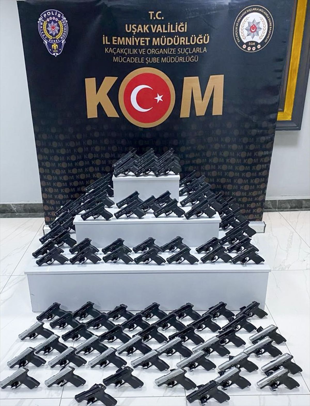 Uşak\'ta 100 Ruhsatsız Tabanca Ele Geçirildi, Sürücü Gözaltına Alındı