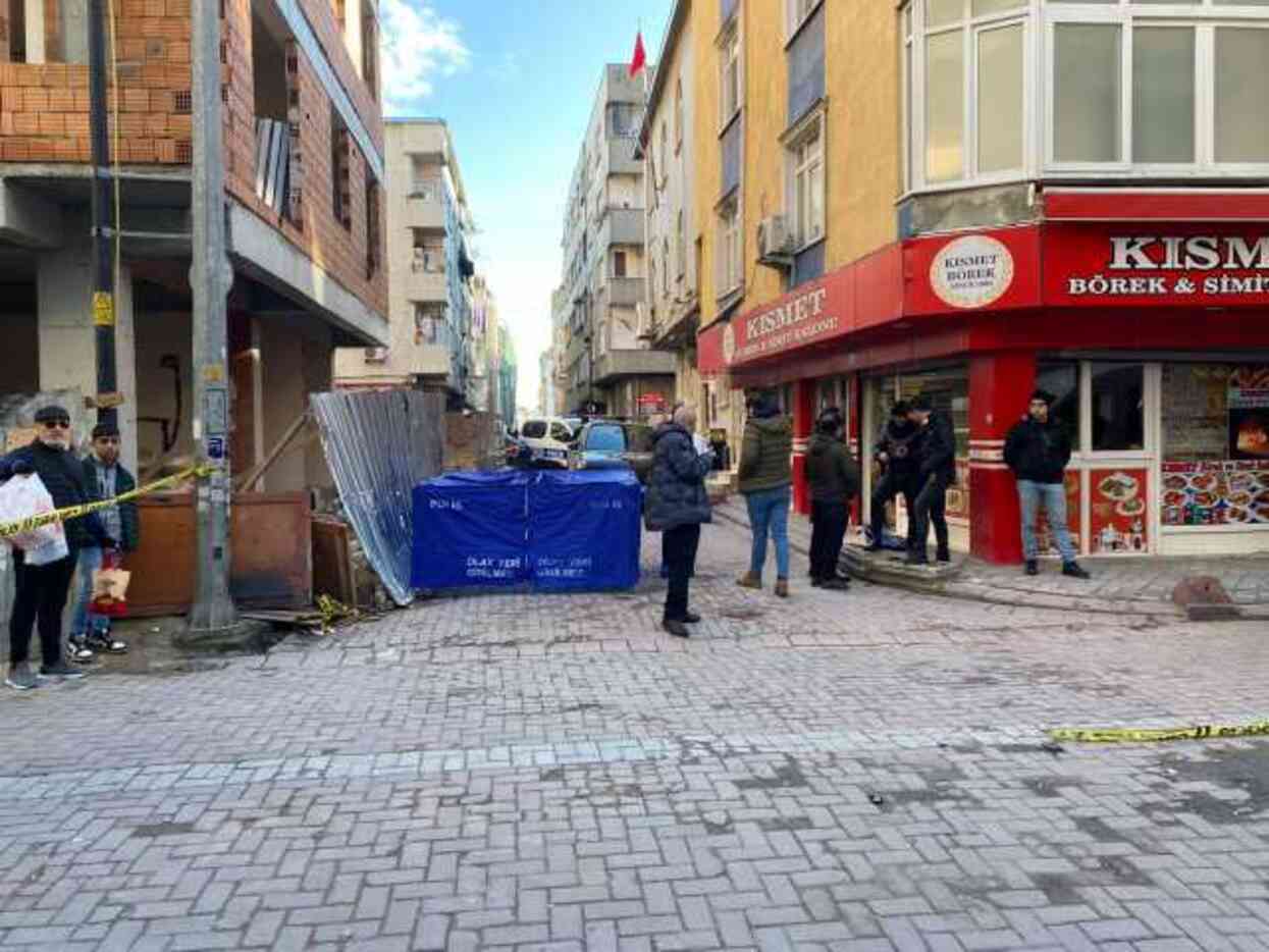 Yer İstanbul! Tartıştığı arkadaşının başını baltayla kesip balkondan attı Yer İstanbul! Tartıştığı arkadaşının başını baltayla kesip balkondan attı