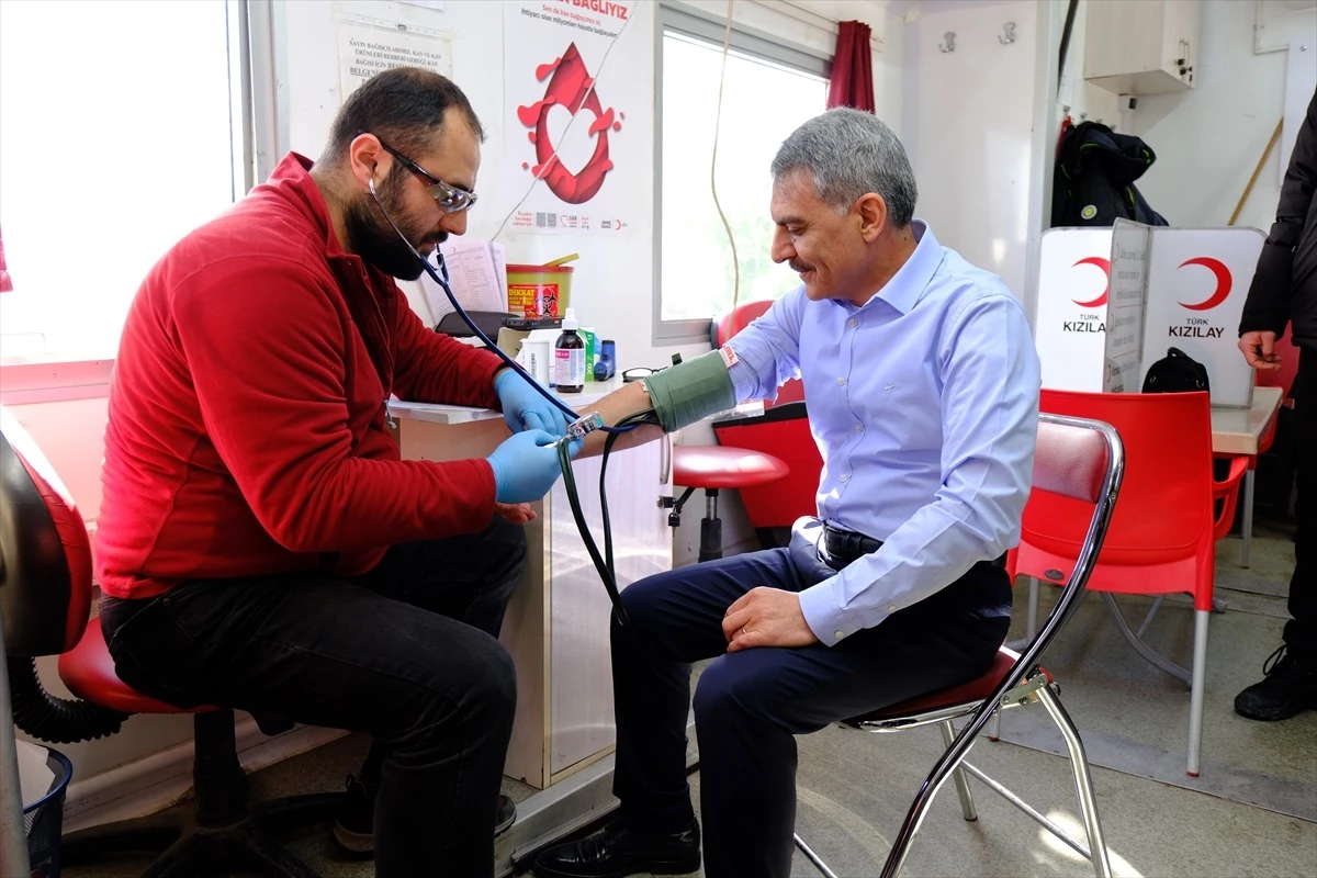 Yozgat Valisi ve valilik personeli Türk Kızılay\'a kan bağışında bulundu