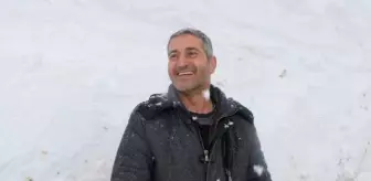 Hakkari'de karla mücadele ekipleri Dağlıca köyünün yolunu açmak için çalışıyor