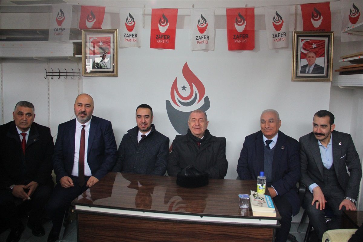 Zafer Partisi Genel Başkanı Ümit Özdağ, İstanbul\'da 3\'lü yarışa dikkat çekti