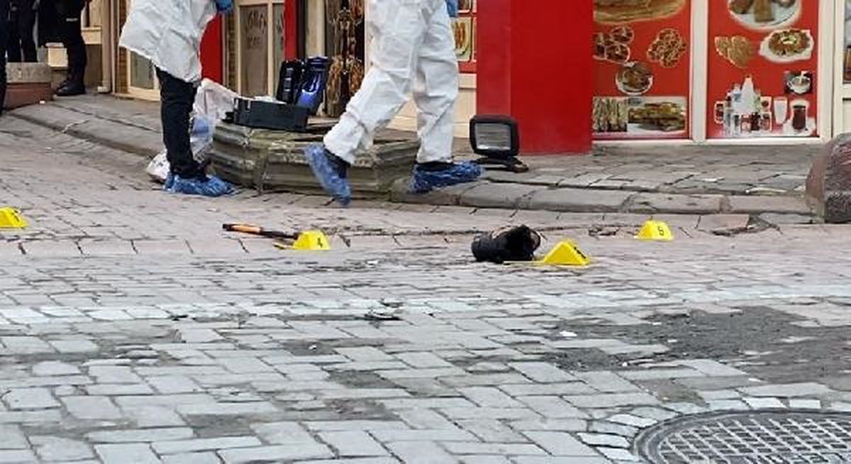 Zeytinburnu\'nda Yabancı Uyruklu İki Kişi Arasında Kavga: Bir Kişi Baltayla Arkadaşının Başını Keserek Balkondan Attı