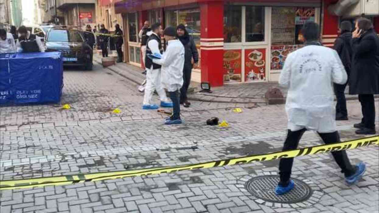 Zeytinburnu'nda çıkan kavgada bir kişi baltayla öldürüldü, başı kesilerek aşağı atıldı Zeytinburnu'nda çıkan kavgada bir kişi baltayla öldürüldü, başı kesilerek aşağı atıldı