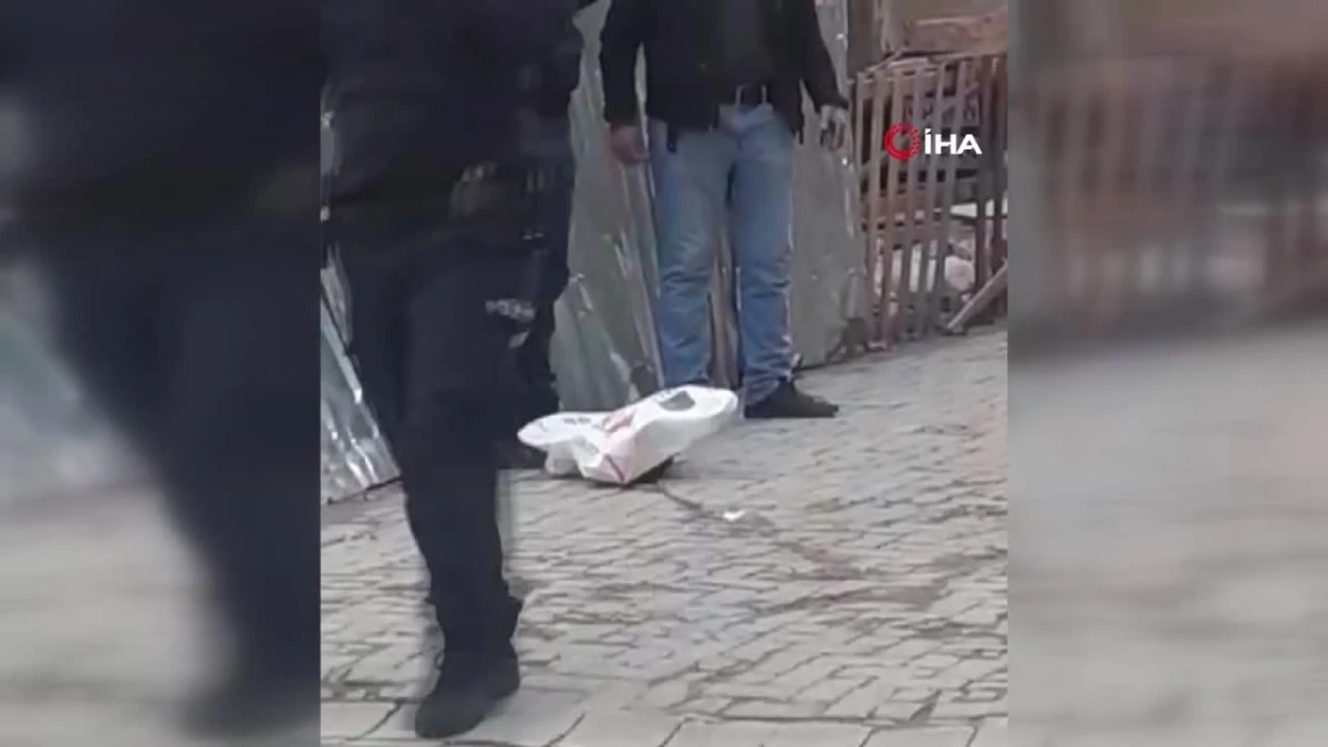 Zeytinburnu\'nda dehşet: Arkadaşını öldürüp baltayla başını kesti