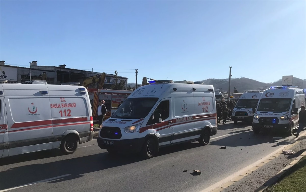Zonguldak\'ın Karadeniz Ereğli ilçesinde otomobil çarpışması: 1 ölü, 4 yaralı