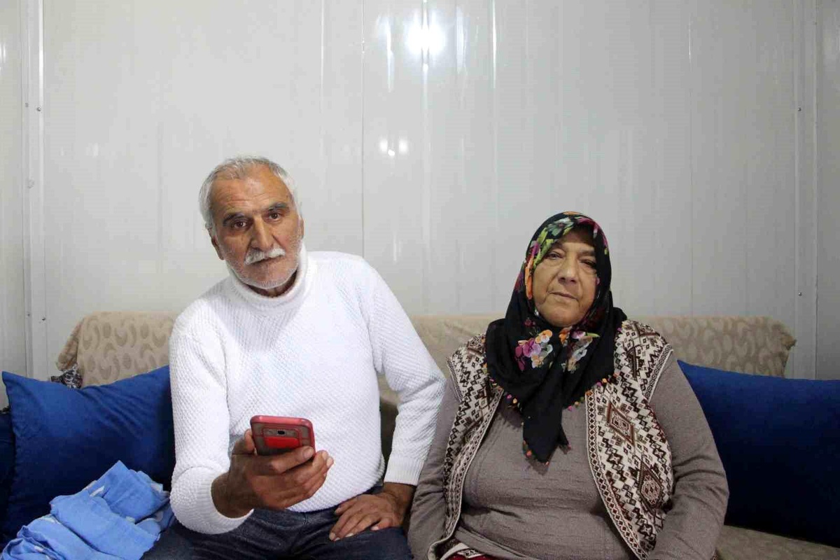 Enkaz altında kalan çiftin 37 yıllık evliliği konteyner yuvalarında devam ediyor