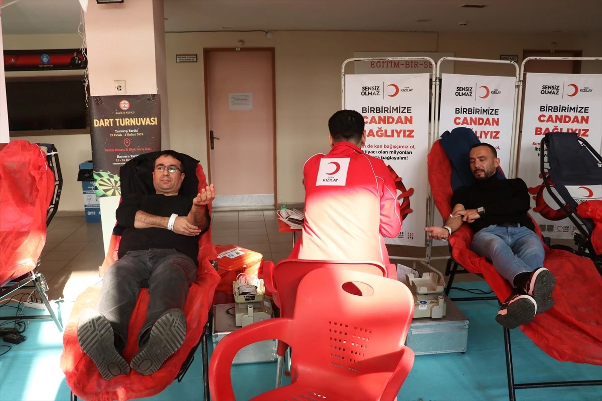 Adana\'da Vatandaşlar Türk Kızılayı Kampanyasına Destek İçin Kan Bağışında Bulundu