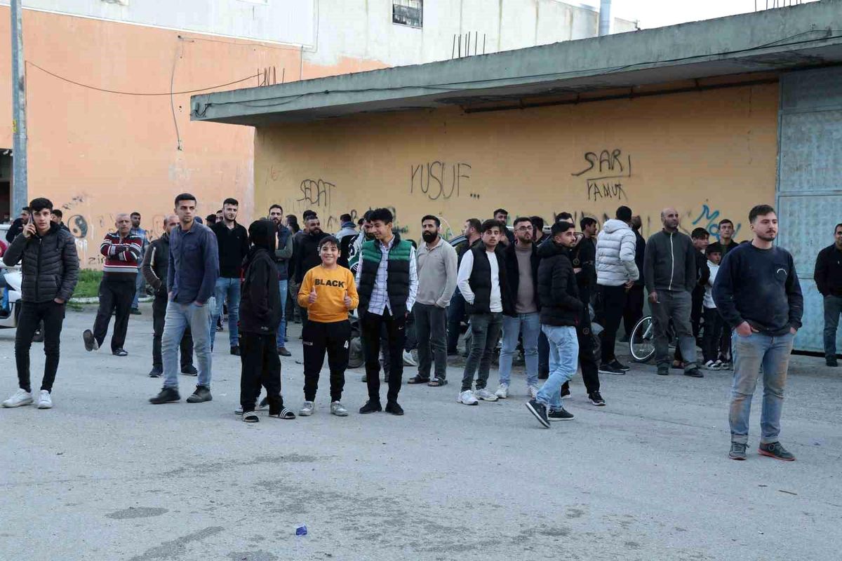 Adana\'da Mobilyacılar Sitesinde Çıkan Yangında İş Yeri Küle Döndü