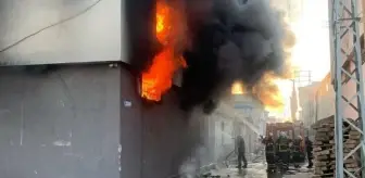 Adana'da sünger fabrikasının deposunda yangın çıktı