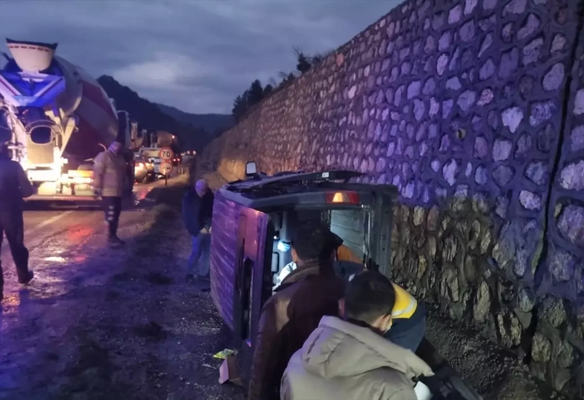 Adıyaman'ın Gölbaşı ilçesinde araç şarampole devrildi, 4 kişi yaralandı