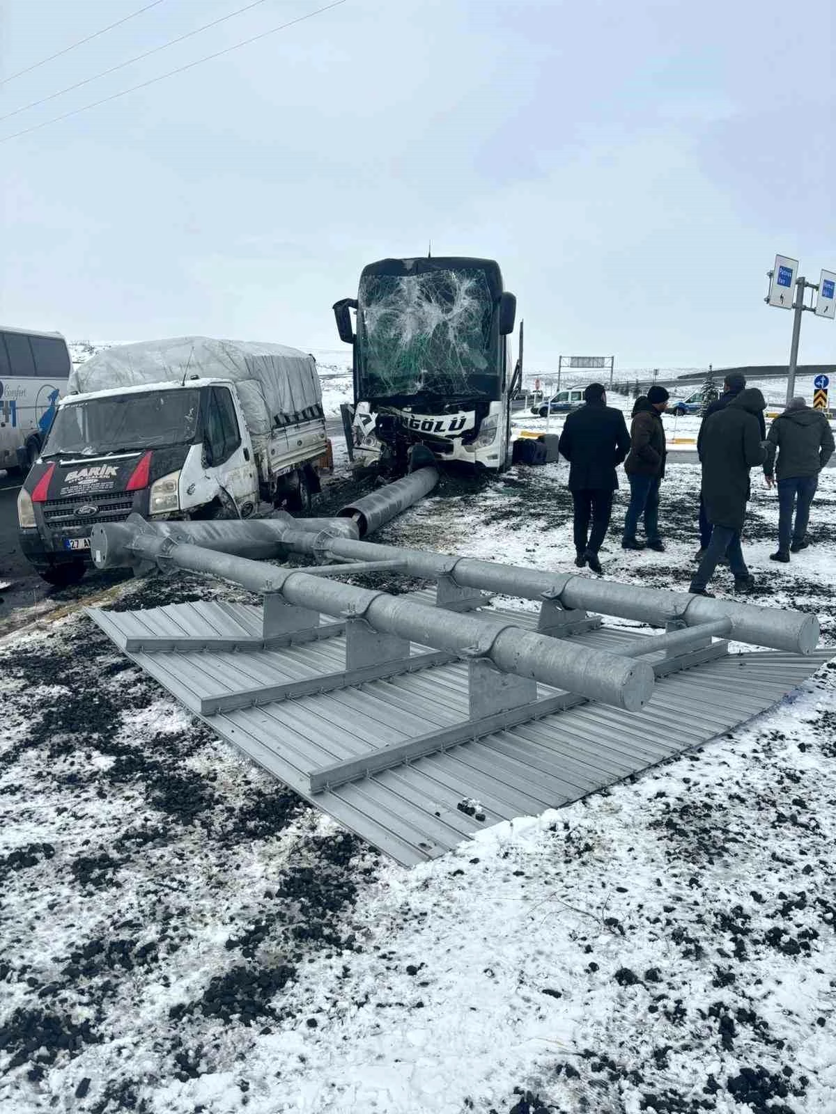 Ağrı\'da Yolcu Otobüsü ile Kamyonet Çarpıştı: 11 Yaralı