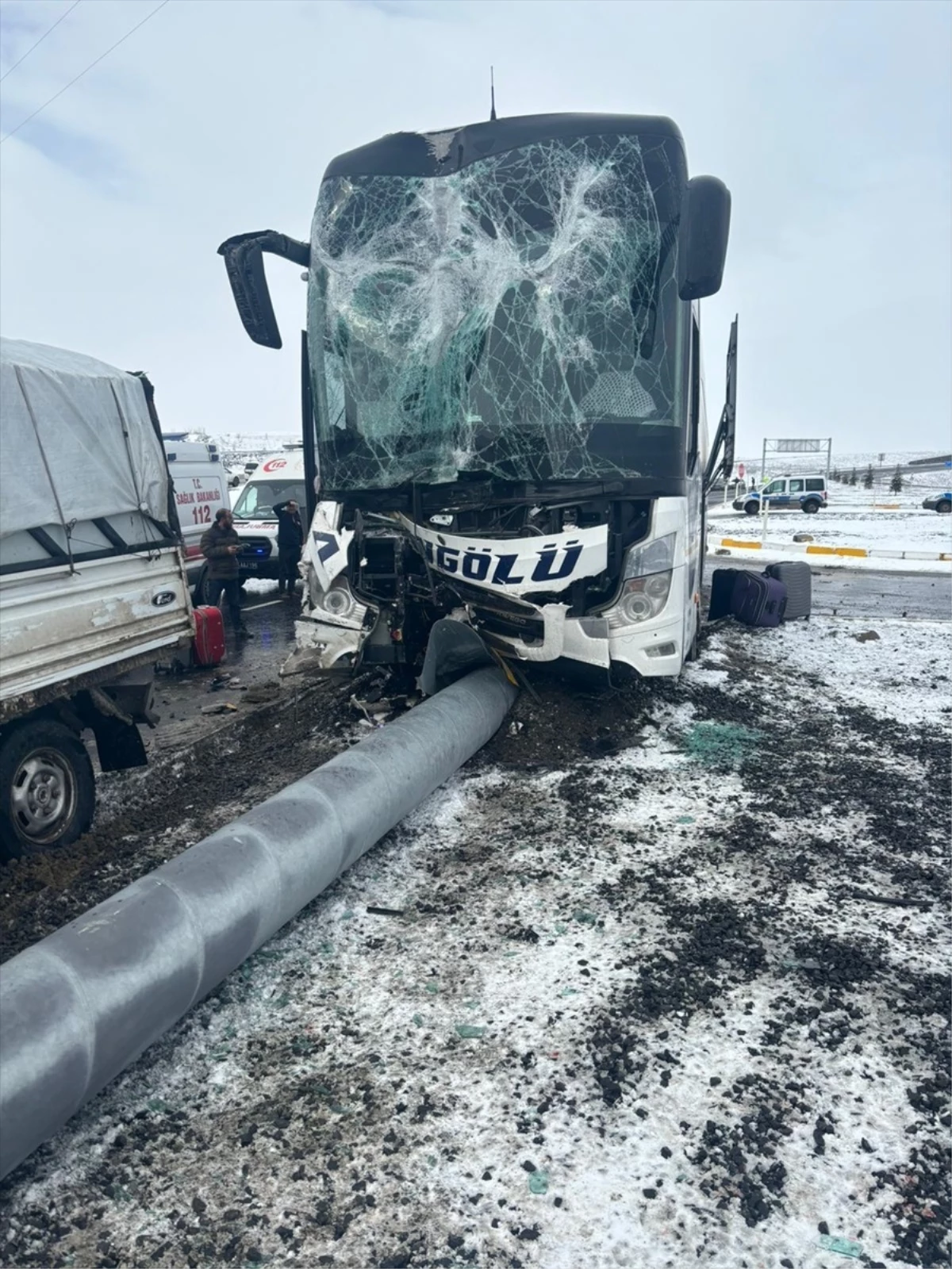 Ağrı\'da otobüs-kamyonet kaza: 11 yaralı