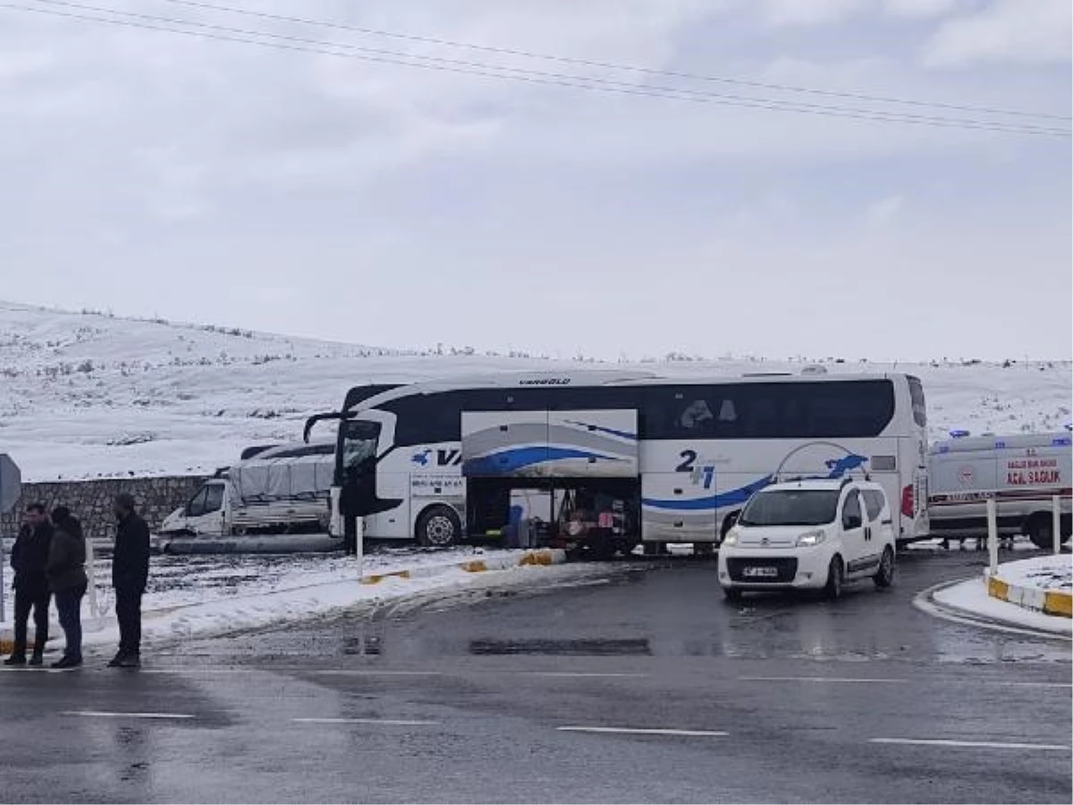 Ağrı\'da otobüs-kamyonet çarpışması: 11 yaralı