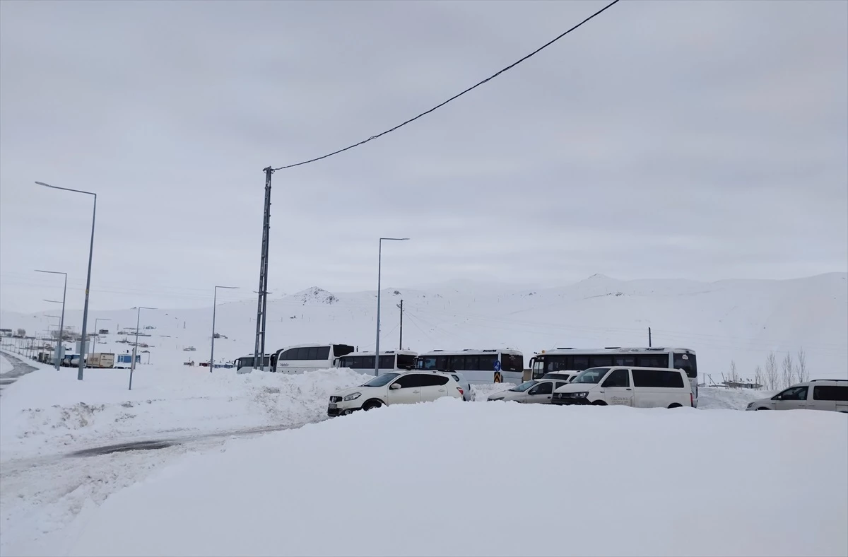 Kar ve tipi nedeniyle kapatılan Ağrı-Van kara yolu kontrollü olarak açıldı