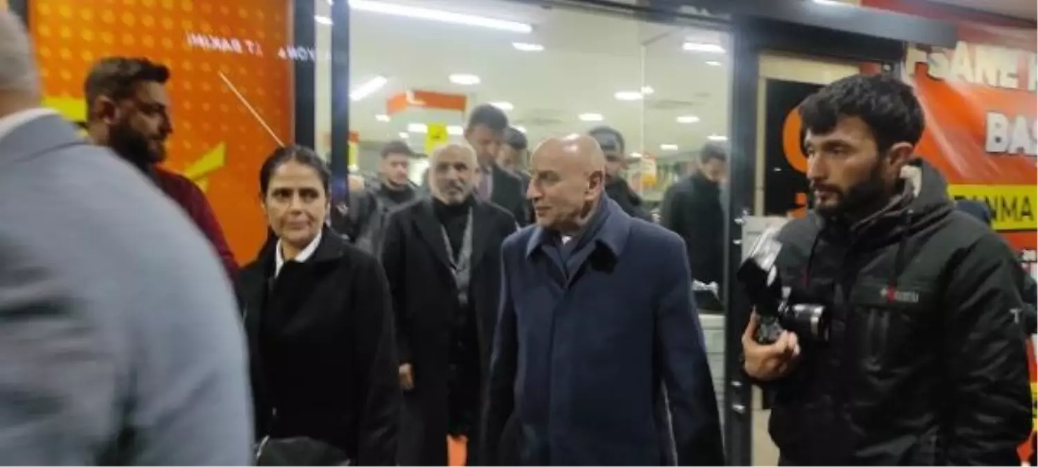 AK Parti Ankara Büyükşehir Belediye Başkan adayı Turgut Altınok, Kızılay'da esnaf ziyaretinde bulundu