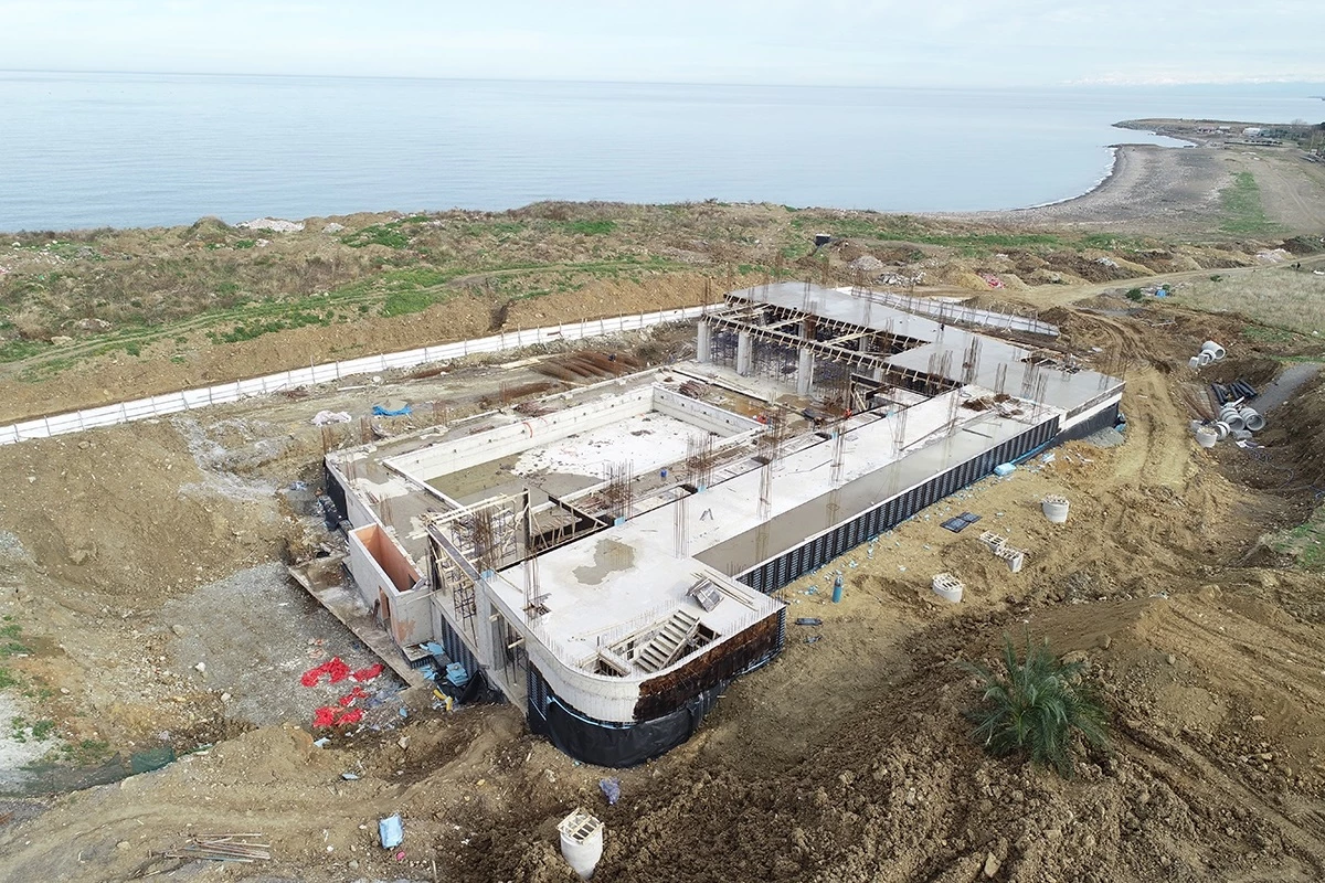 Trabzon\'un Akçaabat ilçesinde yarı olimpik kapalı yüzme havuzu inşaatı devam ediyor