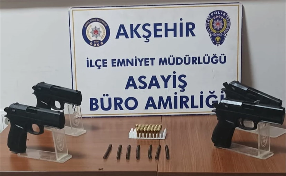 Akşehir\'de durdurulan araçta 4 adet fason silah ele geçirildi