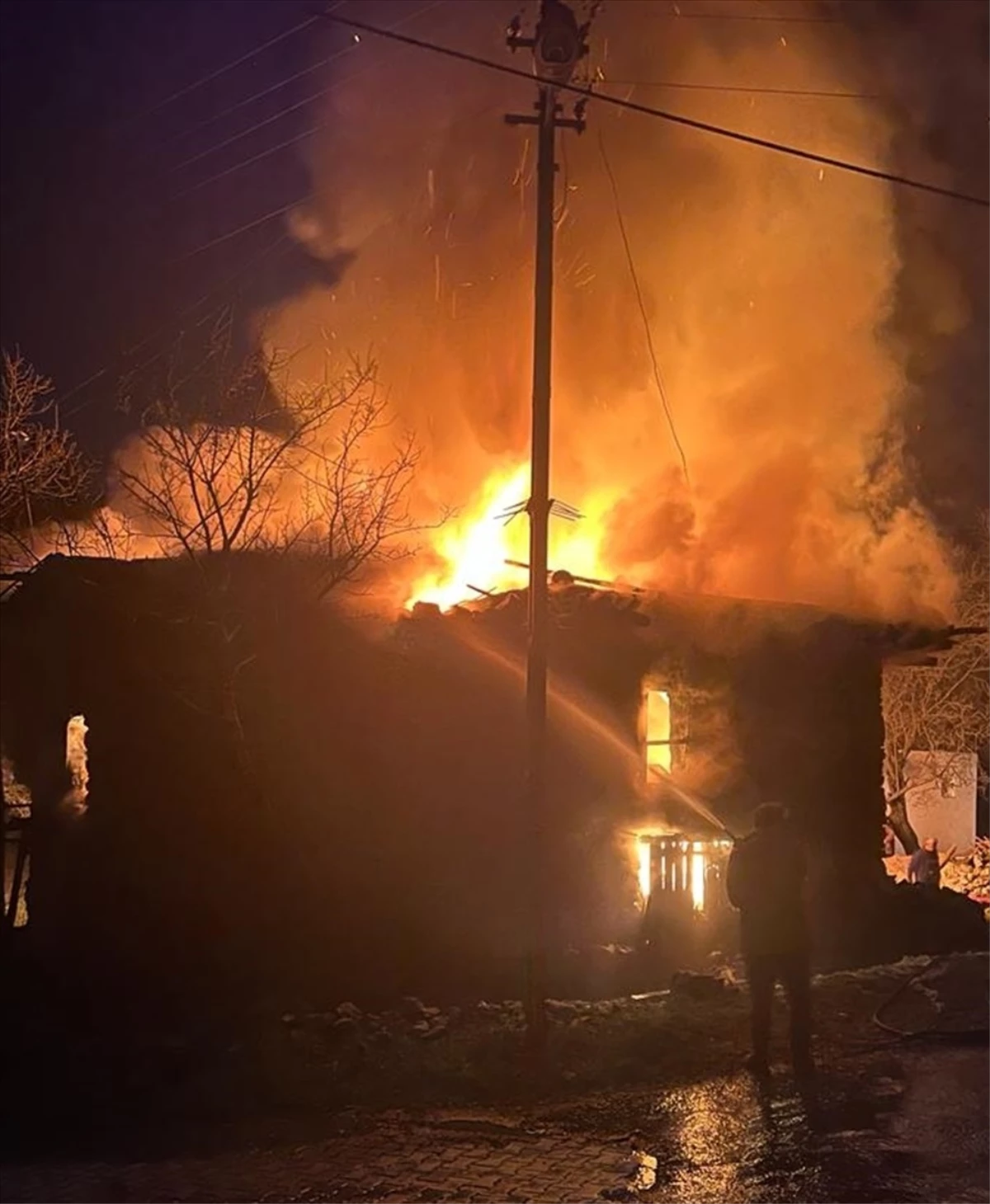Alanya\'da çıkan yangın müstakil evde büyük hasara yol açtı
