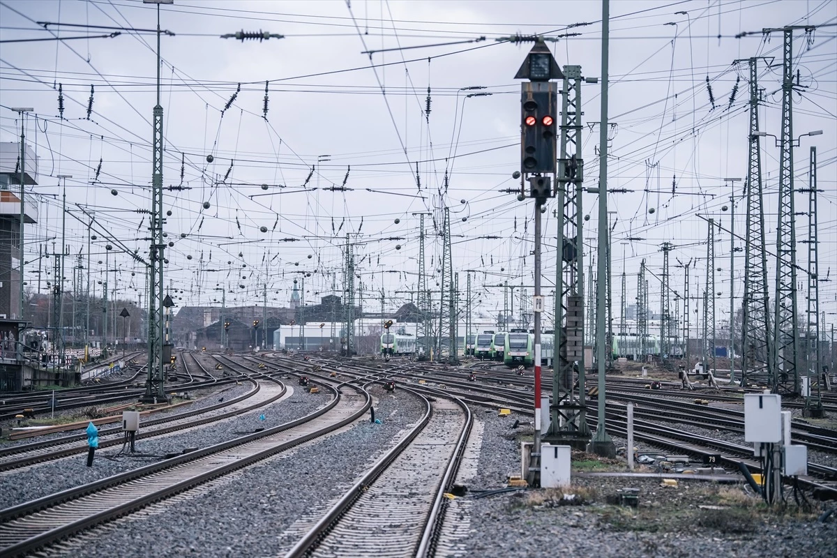 Alman Demiryolları\'nda Makinistlerin Grevi Devam Ediyor