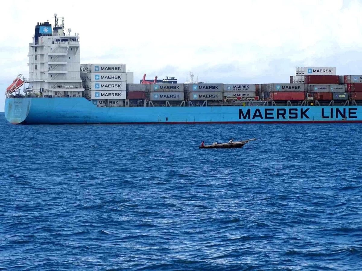 ABD Donanması eşliğindeki Maersk gemilerine füze saldırısı düzenlendi