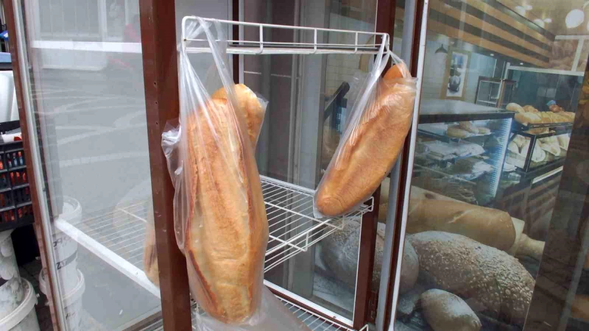 Balıkesir\'de Fırıncı, 10 Liralık Ekmeği 7,5 Liraya Satıyor