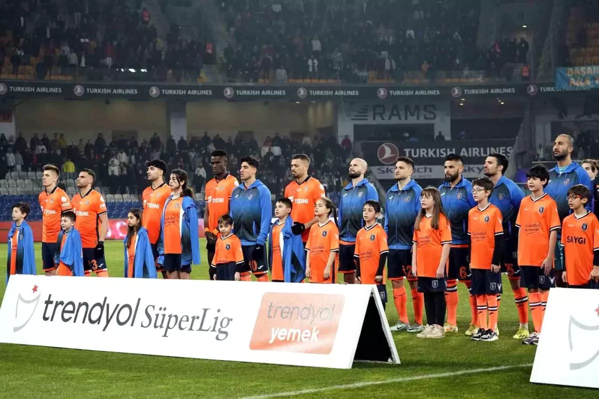 Başakşehir, Fenerbahçe maçına tek değişiklikle çıktı