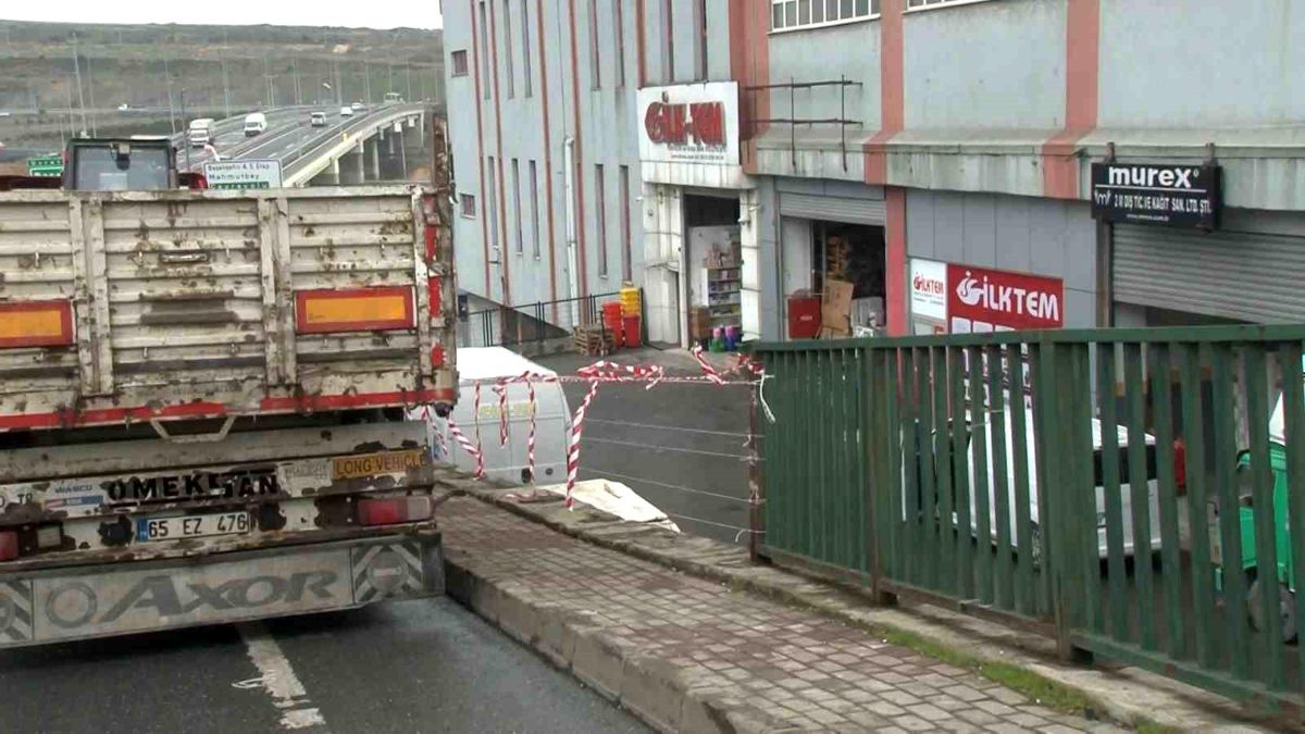 Başakşehir\'de tır iş yerinin bahçesine düştü