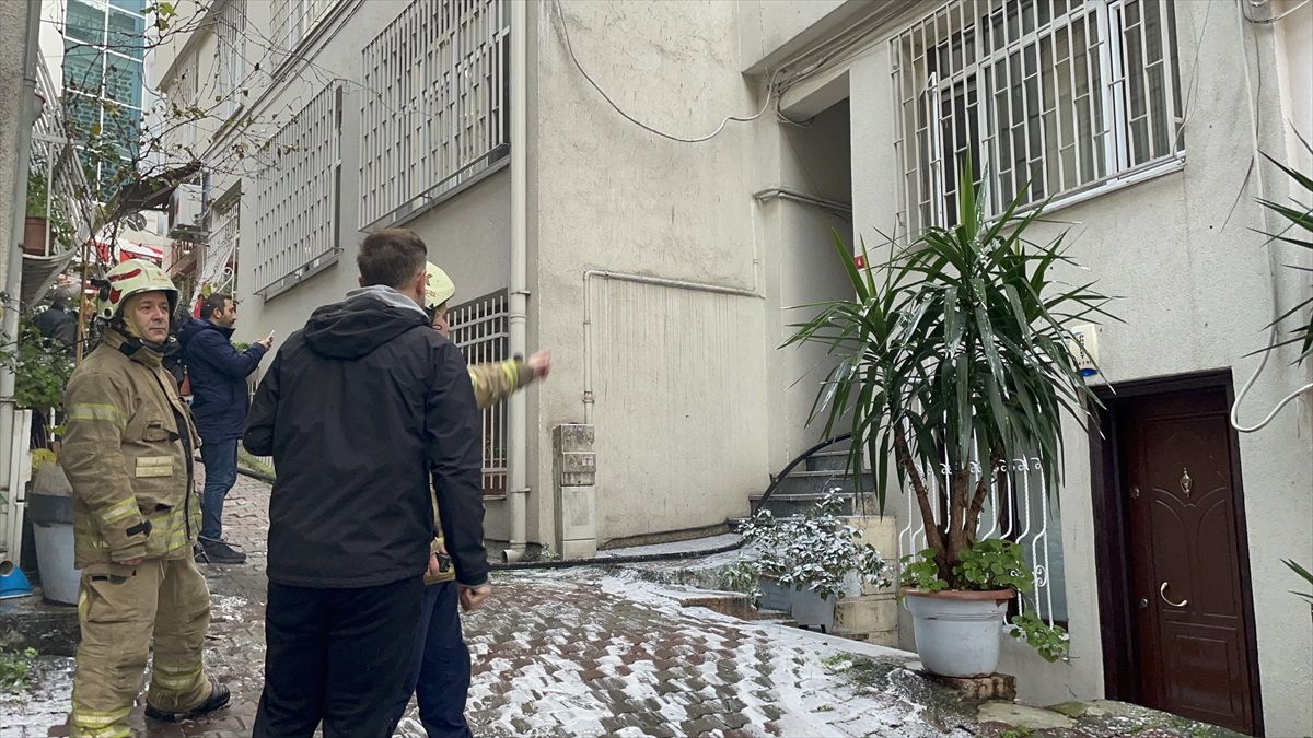 Beyoğlu\'nda çıkan yangında evde mahsur kalan kadın ağır yaralandı