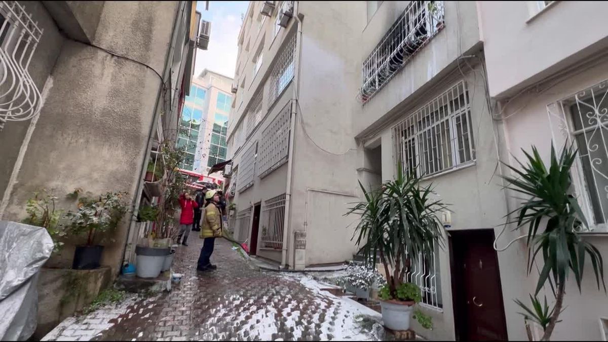 Beyoğlu\'nda binada çıkan yangın korkuttu