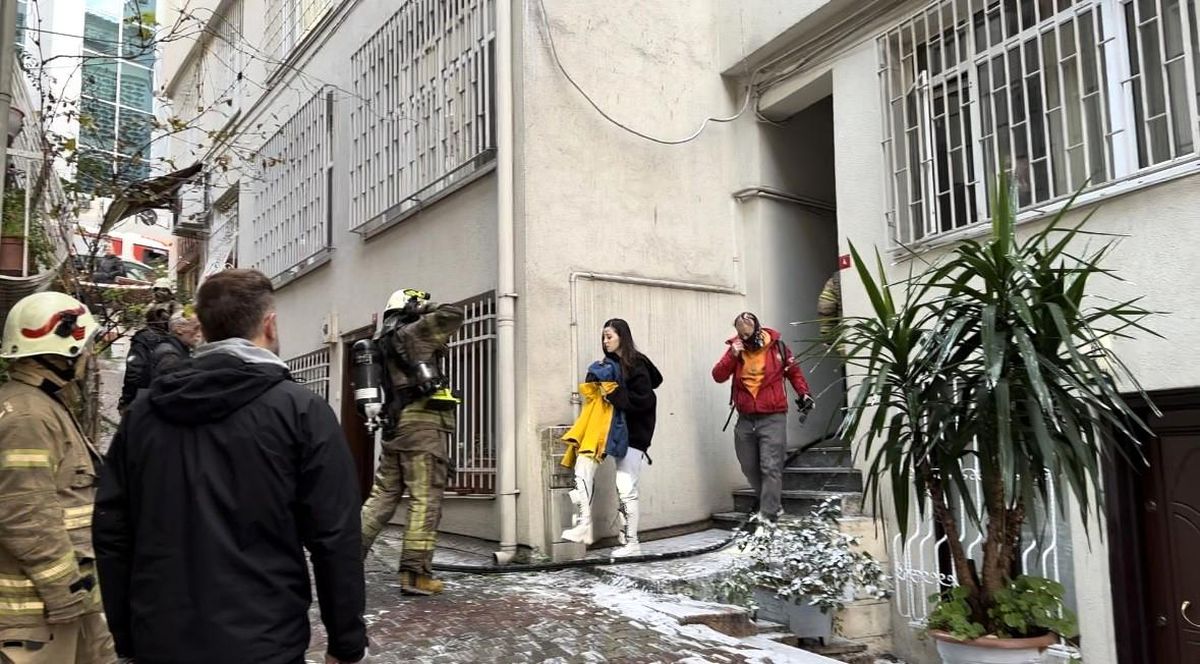 Beyoğlu\'nda Sigara İzmaritiyle Çıkan Yangında 1 Yaşlı Kadın Yaralı Kurtarıldı