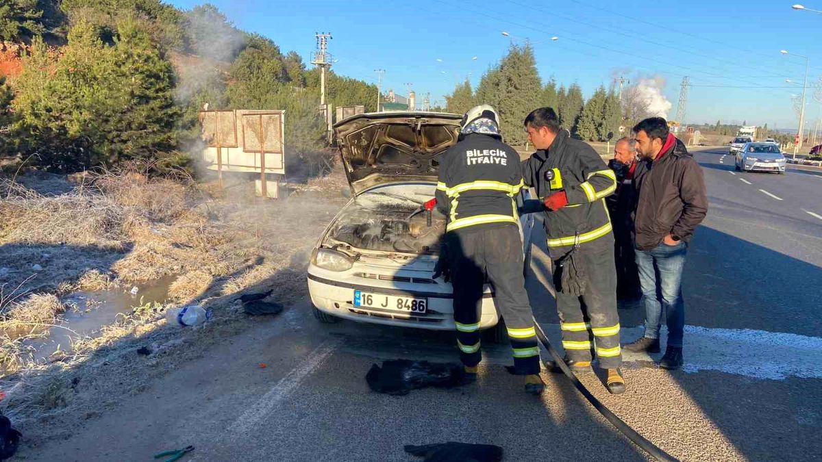 Bilecik\'te seyir halindeki araçta çıkan yangın itfaiye tarafından söndürüldü