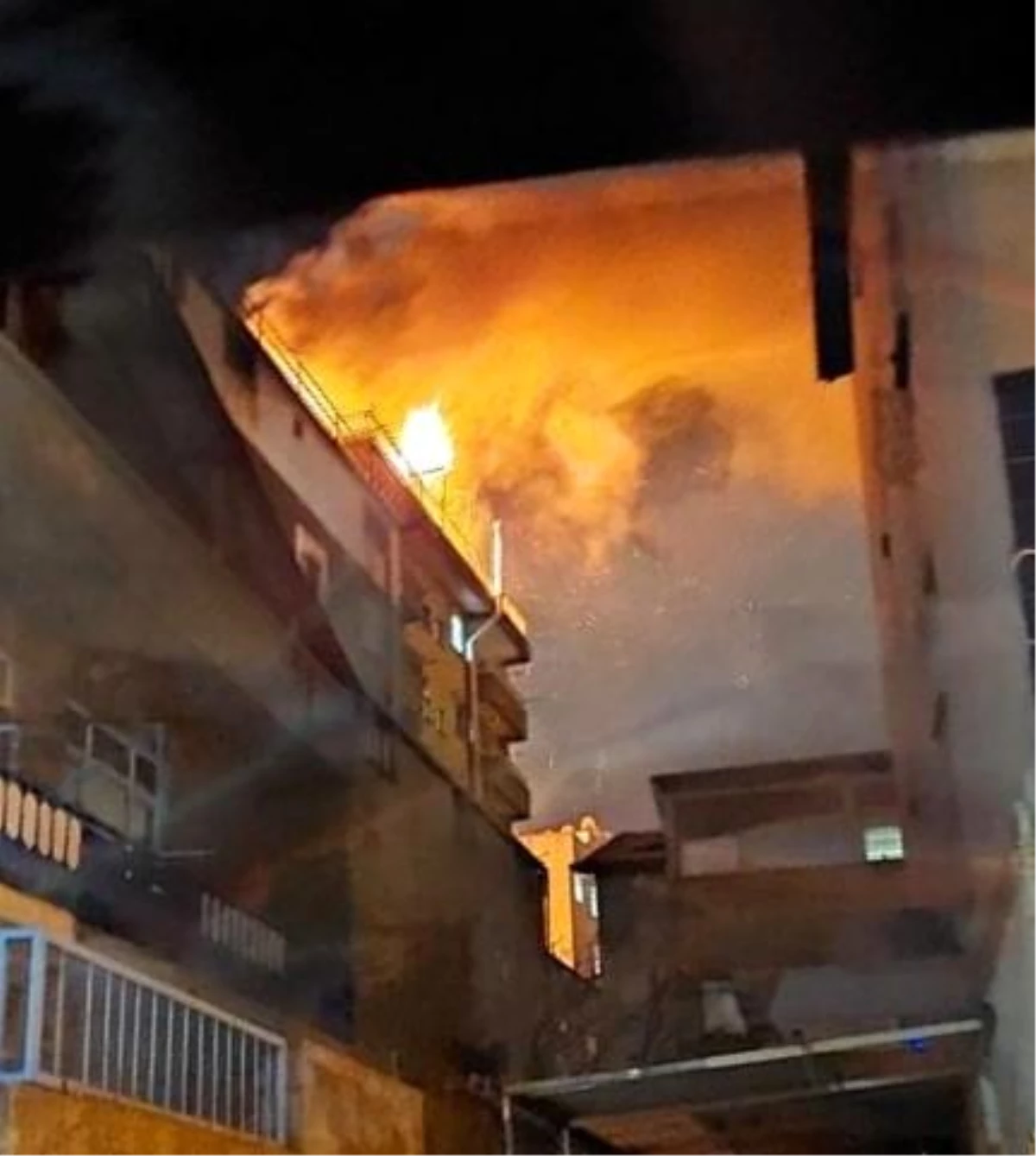 Çayırova\'da 6 Katlı Binanın Teras Katı Alevlere Teslim Oldu