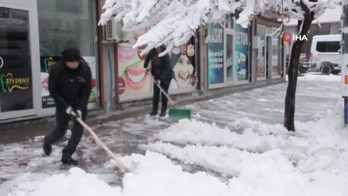 Bulanık\'ta yoğun kar yağışı sonrası kapanan 56 köy yolunda çalışmalar sürüyor