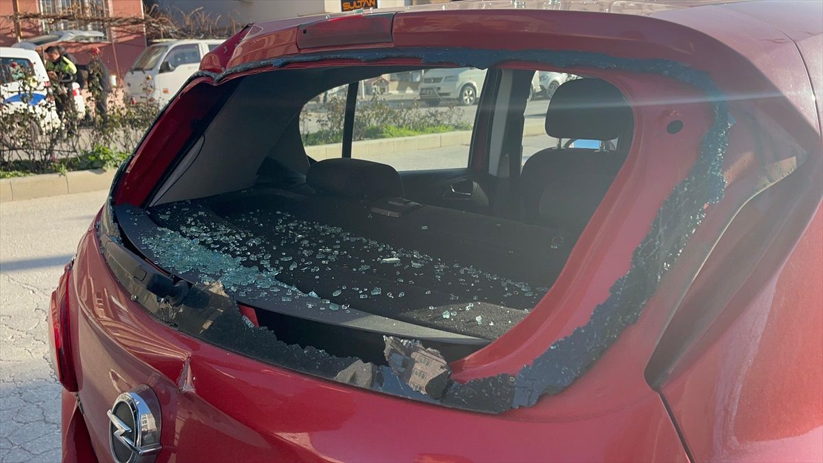 Burdur\'da Tırın Dorsesi Otomobile Çarptı: Bir Çocuk Yaralandı
