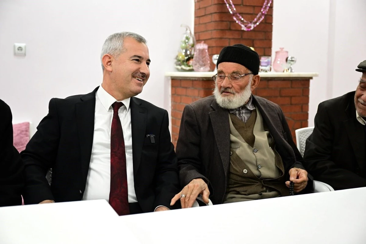 Yeşilyurt Belediye Başkanı Mehmet Çınar, \'Vefa Buluşmaları\' kapsamında yaşlı vatandaşları misafir etti