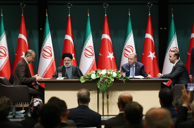 Cumhurbaşkanı Erdoğan: İran ile ilişkilerimizin geliştirilmesine yönelik olarak 10 yeni anlaşmaya imza attık