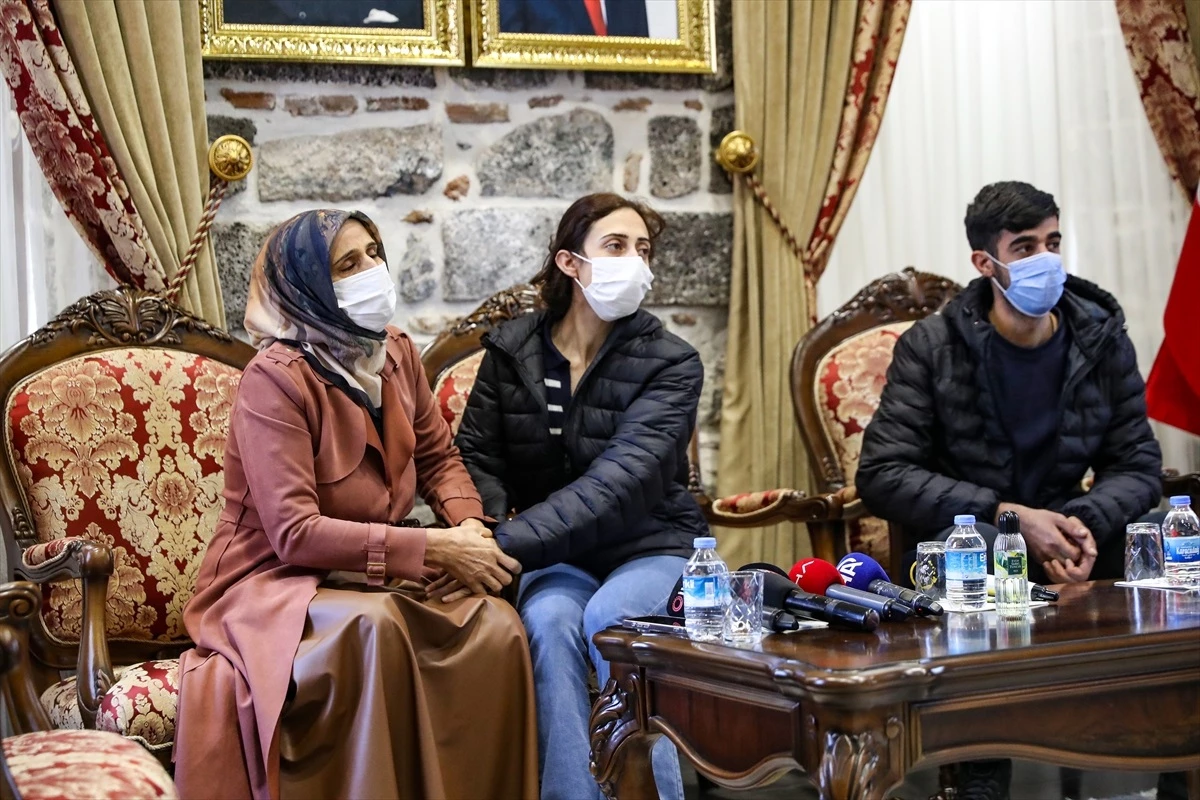 HDP Diyarbakır İl Başkanlığı önünde nöbet tutan aile, kızlarına kavuştu
