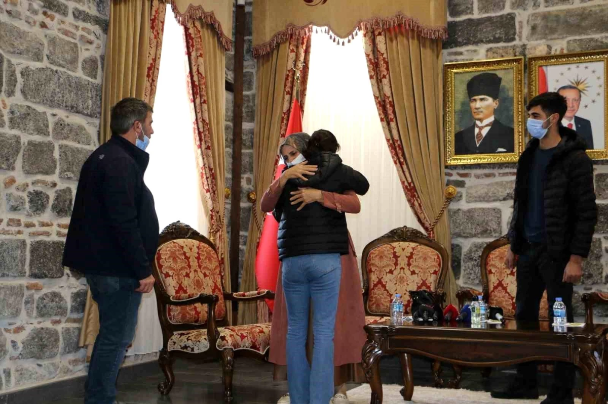 HDP Diyarbakır İl Başkanlığı önünde dağa kaçırılan kızı güvenlik güçlerine teslim olan aile sevinci