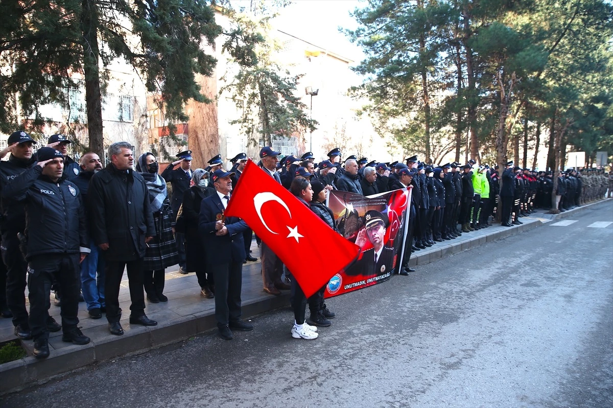 Diyarbakır\'da Şehit Emniyet Müdürü Ali Gaffar Okkan ve 5 Polis Memuru İçin Anma Töreni Düzenlendi