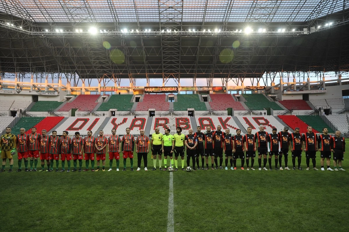 Diyarbakır\'da Şehit Emniyet Müdürü Ali Gaffar Okkan Anısına Futbol Maçı Düzenlendi